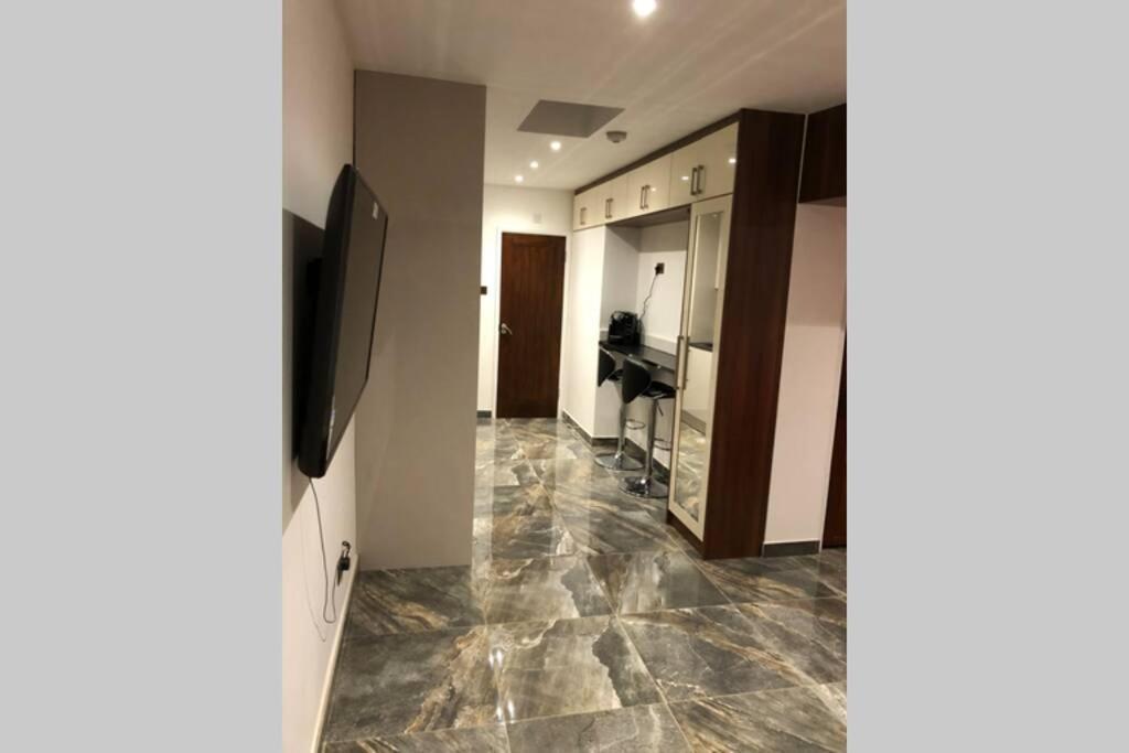 Bright, Stylish Studio Flat With Sky Sports Earley 外观 照片